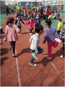幼儿园户外游戏简单,促进幼儿身心发展的快乐摇篮(图2) 幼儿园户外游戏简单,促进幼儿身心发展的快乐摇篮(图2)