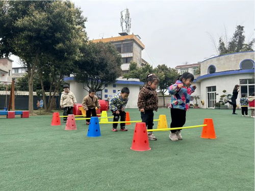 幼儿园户外游戏简单,促进幼儿身心发展的快乐摇篮(图3) 幼儿园户外游戏简单,促进幼儿身心发展的快乐摇篮(图3)