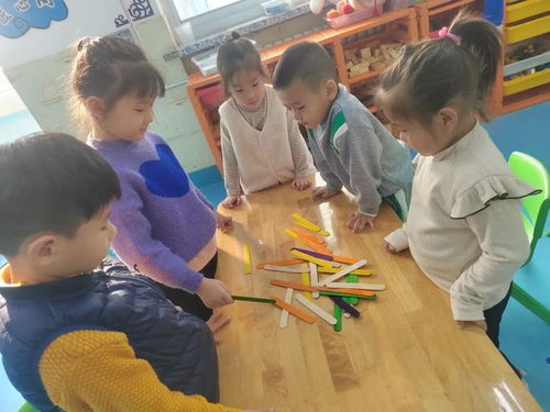 幼儿园小班结构游戏,创意搭建的快乐时光(图3) 幼儿园小班结构游戏,创意搭建的快乐时光(图3)