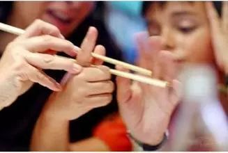 玩筷子游戏,揭秘筷子游戏的趣味与策略(图1)