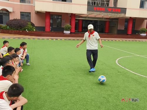 小学足球课游戏,快乐运动时光”(图1) 小学足球课游戏,快乐运动时光”(图1)