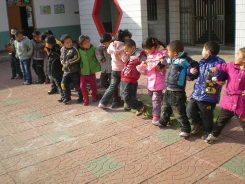幼儿游戏师生,幼儿游戏中的师生互动与共同成长(图1) 幼儿游戏师生,幼儿游戏中的师生互动与共同成长(图1)
