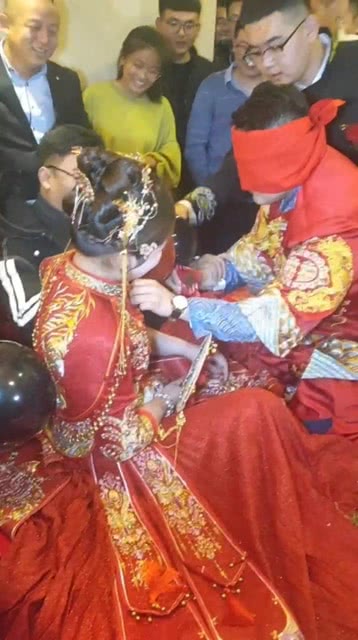 新娘叫门游戏,一场充满欢乐与惊喜的传统婚俗游戏(图3) 新娘叫门游戏,一场充满欢乐与惊喜的传统婚俗游戏(图3)