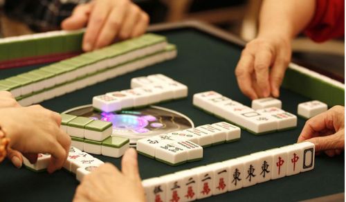 人打牌游戏,揭秘人打牌游戏的魅力与策略(图2) 人打牌游戏,揭秘人打牌游戏的魅力与策略(图2)