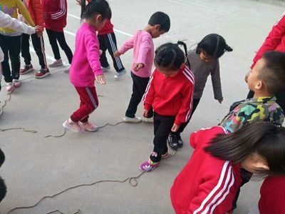 幼儿体育游戏平衡游戏,平衡技巧培养与趣味挑战(图1) 幼儿体育游戏平衡游戏,平衡技巧培养与趣味挑战(图1)