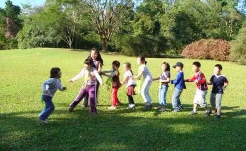 幼儿游戏摆弄,探索认知与创造力的奇妙旅程(图2) 幼儿游戏摆弄,探索认知与创造力的奇妙旅程(图2)