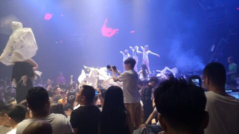 酒吧摇头游戏,酒吧摇头游戏狂欢记(图3) 酒吧摇头游戏,酒吧摇头游戏狂欢记(图3)