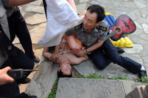 男生裸奔游戏,揭秘男生间的另类游戏世界(图1) 男生裸奔游戏,揭秘男生间的另类游戏世界(图1)
