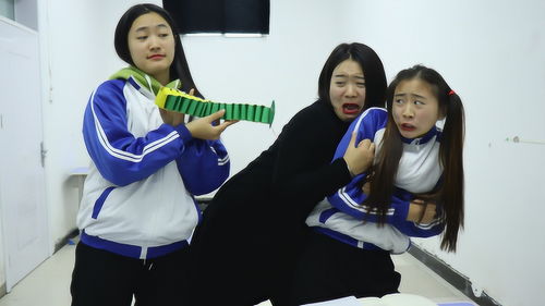 学生整蛊游戏,学生们的欢乐恶作剧之旅(图1)
