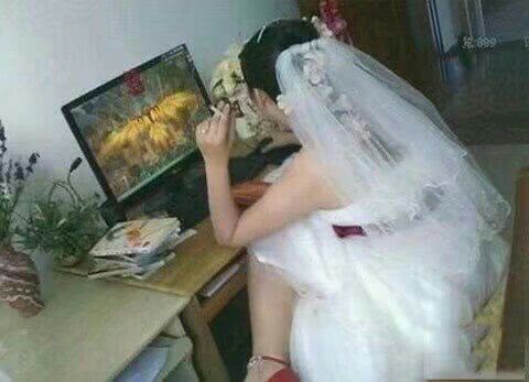 结婚摸瞎子游戏闹伴娘,一场别开生面的结婚狂欢(图1) 结婚摸瞎子游戏闹伴娘,一场别开生面的结婚狂欢(图1)