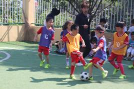 大班幼儿足球游戏玩法,大班幼儿足球游戏多样化玩法解析(图2)