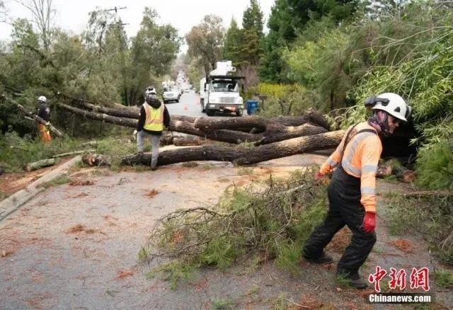 美国加州持续遭冬季风暴袭击 多地建筑损毁道路阻断