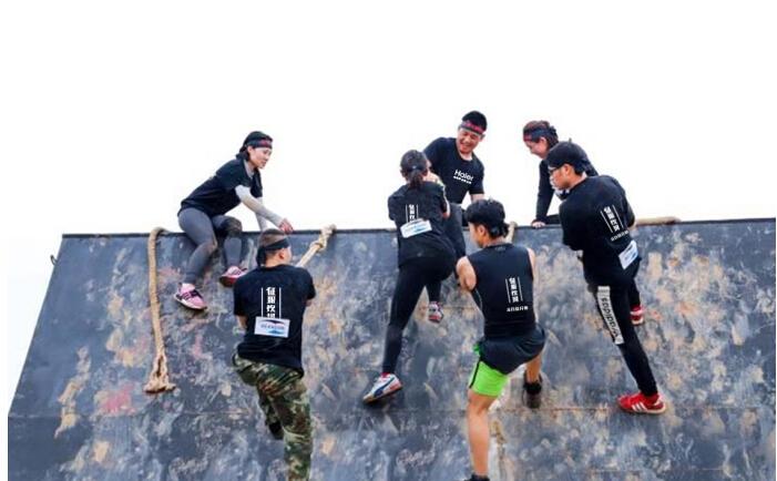 小心躲避、挑战层层障碍，顺利前行