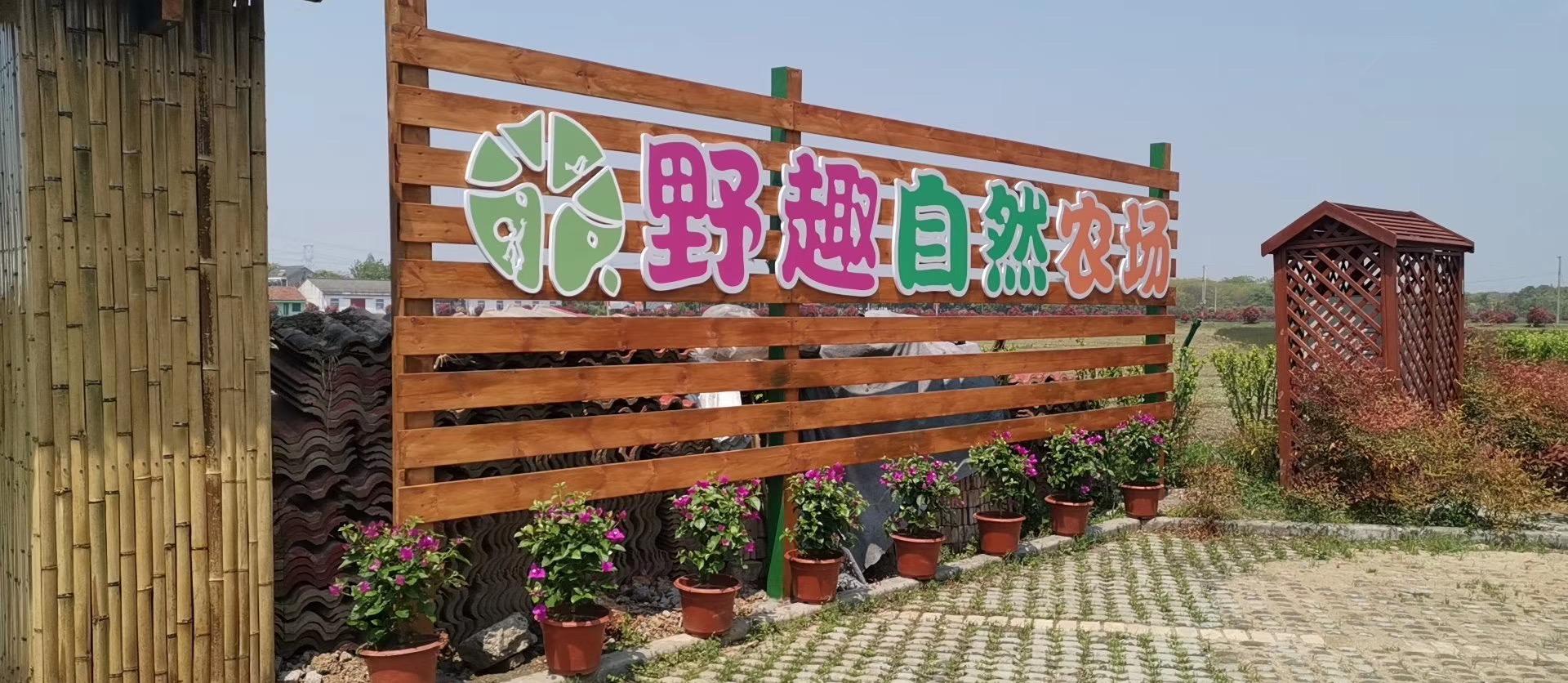 种植作物和养殖小动物,互相参观和玩耍等多种社交互动玩法。 2.除了经营,感受到