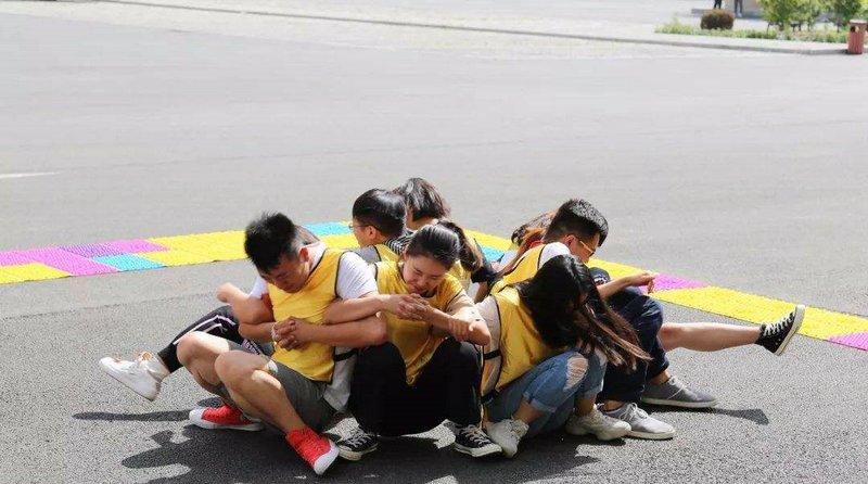 玩家可以自由组建强大的团队