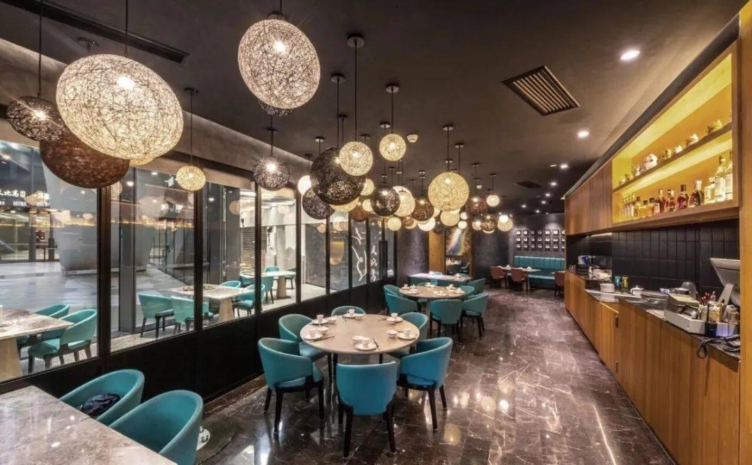 玩家在游戏中需要合理搭配菜品和价格,提高餐厅在其他玩家餐厅市场中的竞争力。