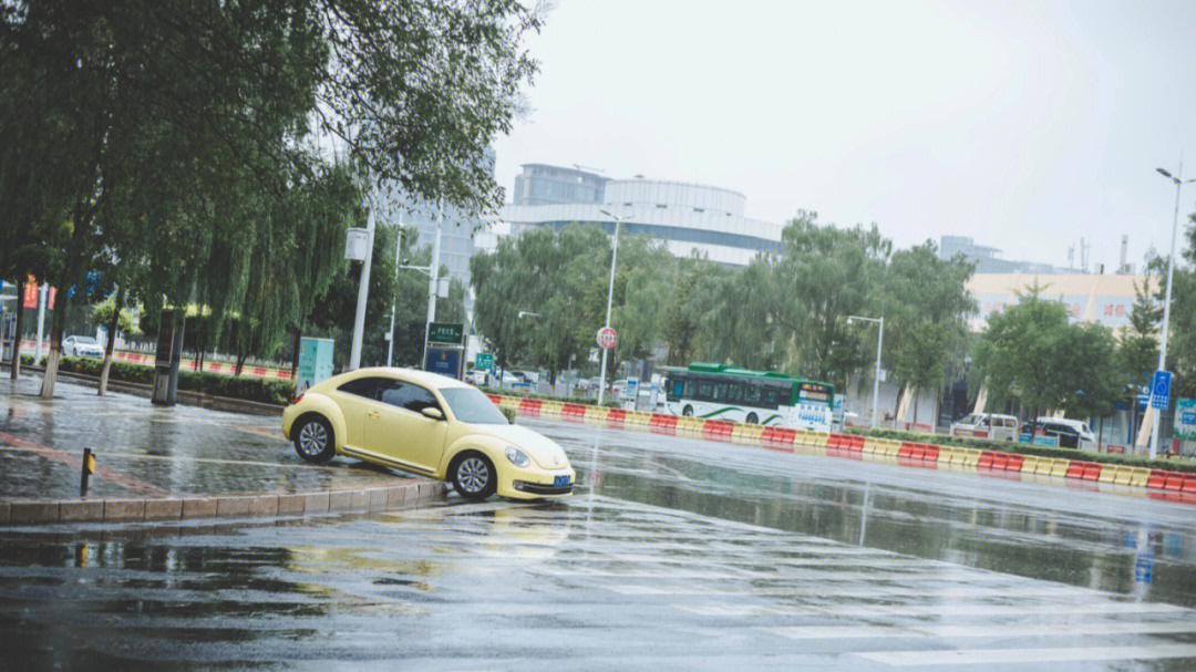 下雨可以玩手机嘛_下雨可以玩手机游戏吗图片_下雨了能玩手机吗