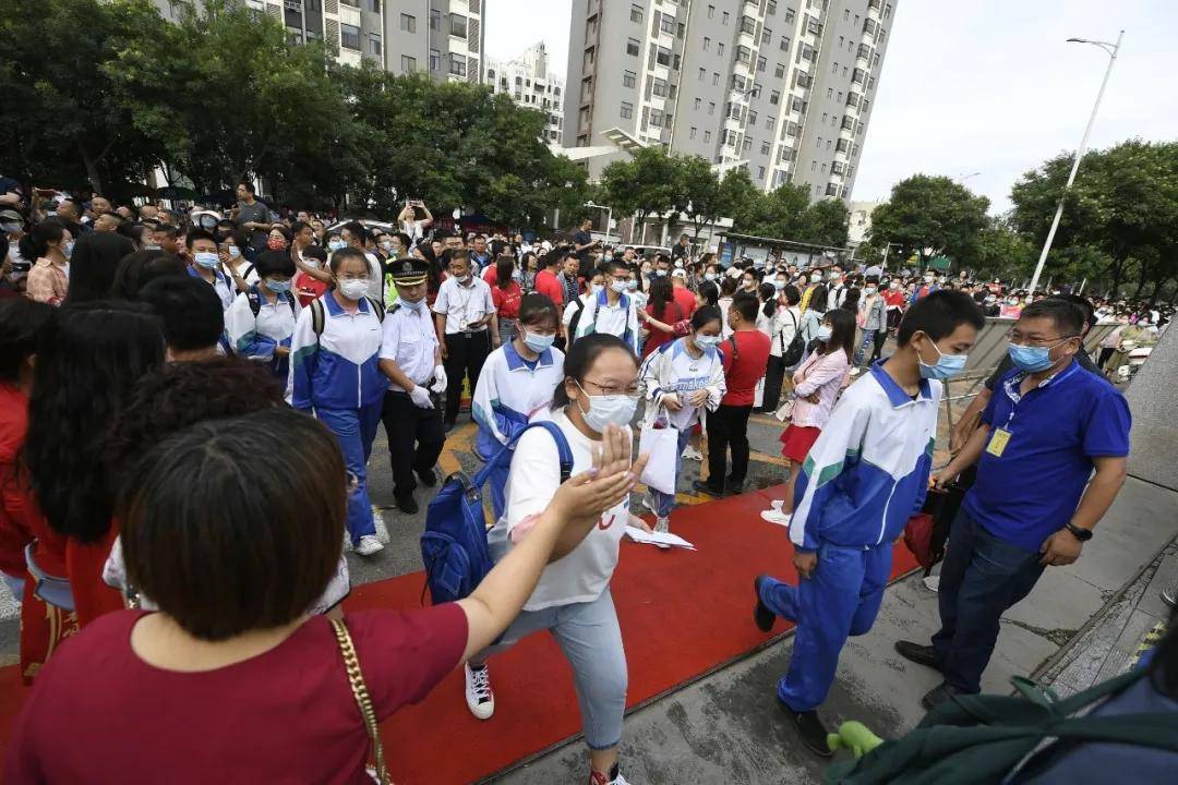 身处湖南省中考的战场，我们是那些奋斗不止的勇士