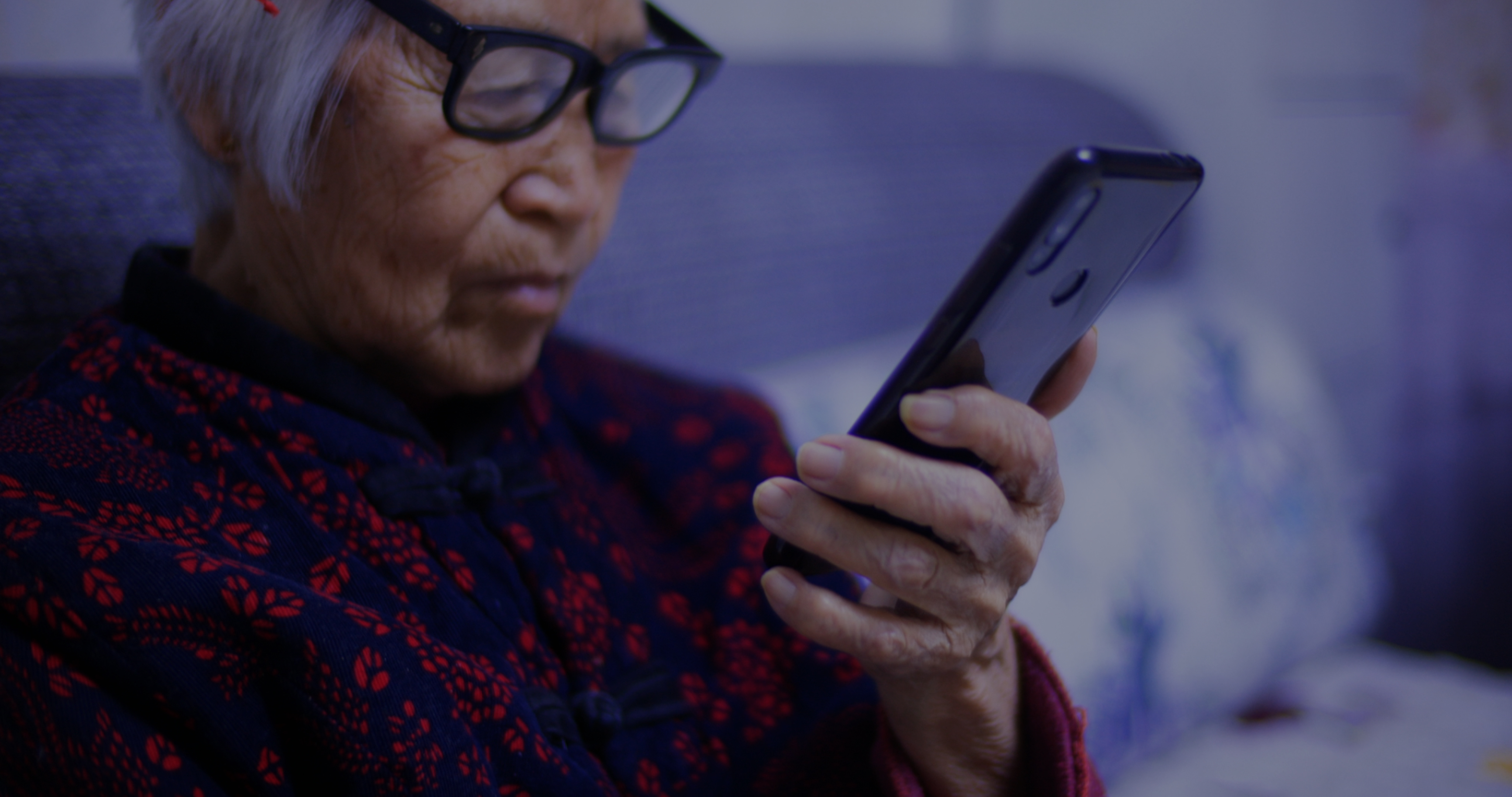 老人玩手机玩什么_老人玩游戏用手机还是平板好_小孩用老人手机玩游戏好吗