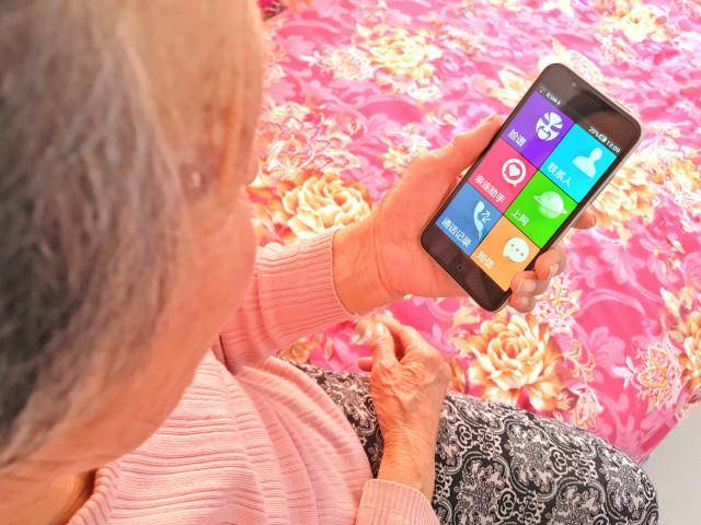 小孩用老人手机玩游戏好吗_老人玩游戏用手机还是平板好_老人玩手机玩什么