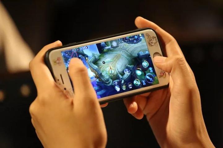 玩手机游戏危害有哪些_玩手机游戏后的危害_危害玩手机游戏后怎么办