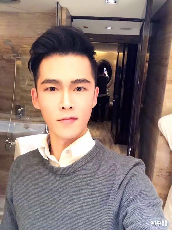 男同交友软件-突破传统：男同性恋者的情感与友谊