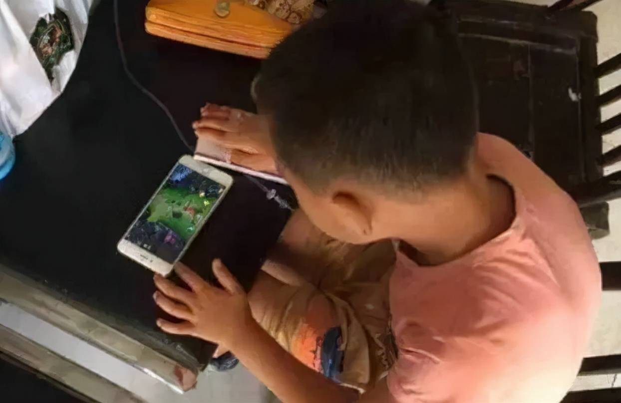 小孩痴迷手机游戏-探讨手机游戏在小孩中的热度