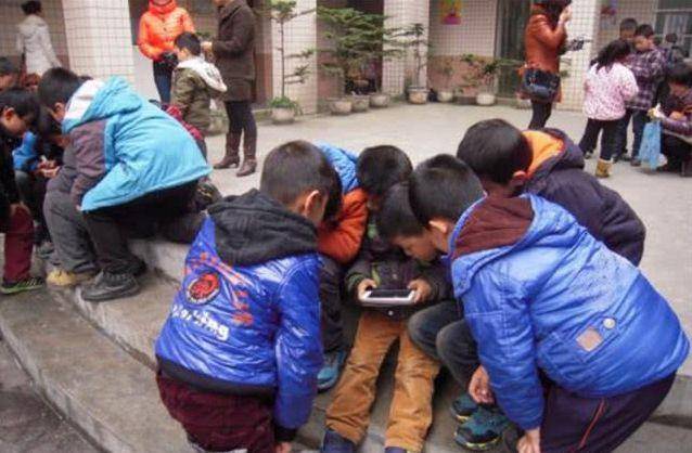 小孩在家能不能玩手机游戏-小孩玩手机游戏，家长责任大于一切