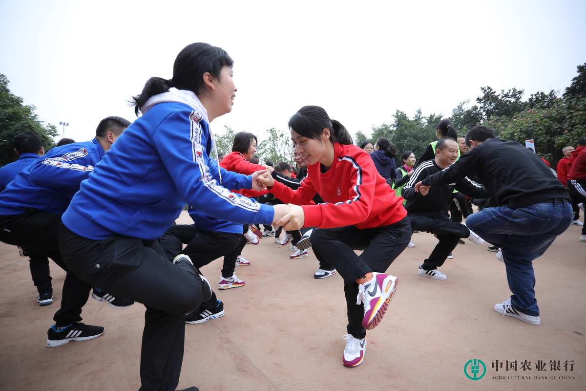 推荐的生存游戏手机可联机-生存者联机：与好友合力对抗丧尸，探索无限可能的开放世界