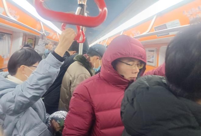 北京在线时间-北京上班族的地铁悲惨遭遇：挤进车厢如赴战场，等待变成煎熬