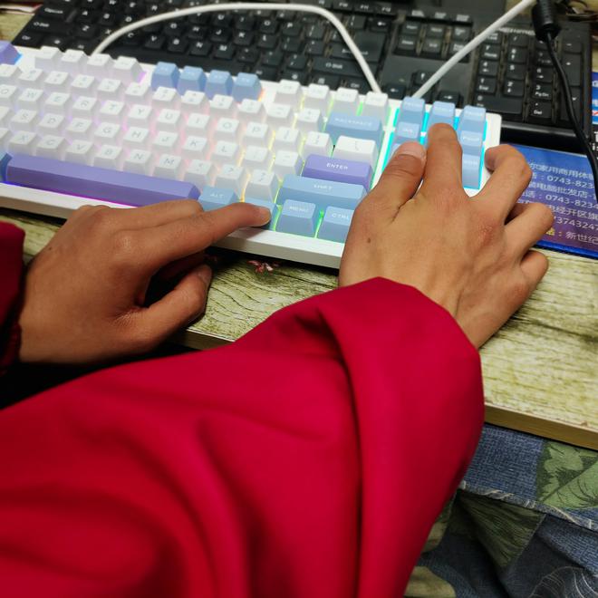 手机专用键盘玩游戏怎么样-玩游戏必备！手机专用键盘让你轻松提升游戏体验