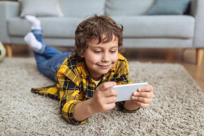 探讨游戏儿童手机对孩子成长的影响及家长应对策略