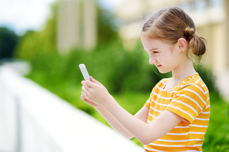小女孩好玩手机游戏下载-与小女孩一起探索手机游戏的快乐与新鲜有趣