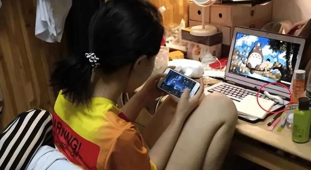 小孩沉迷于游戏手机客服_沉迷客服小孩手机游戏违法吗_沉迷客服小孩手机游戏怎么办