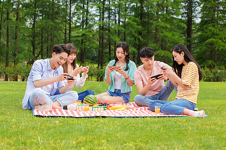 学生聚会玩手机打游戏视频-学生聚会变手机交流会，沉迷虚拟世界忽视现实人际交往，如何是好？