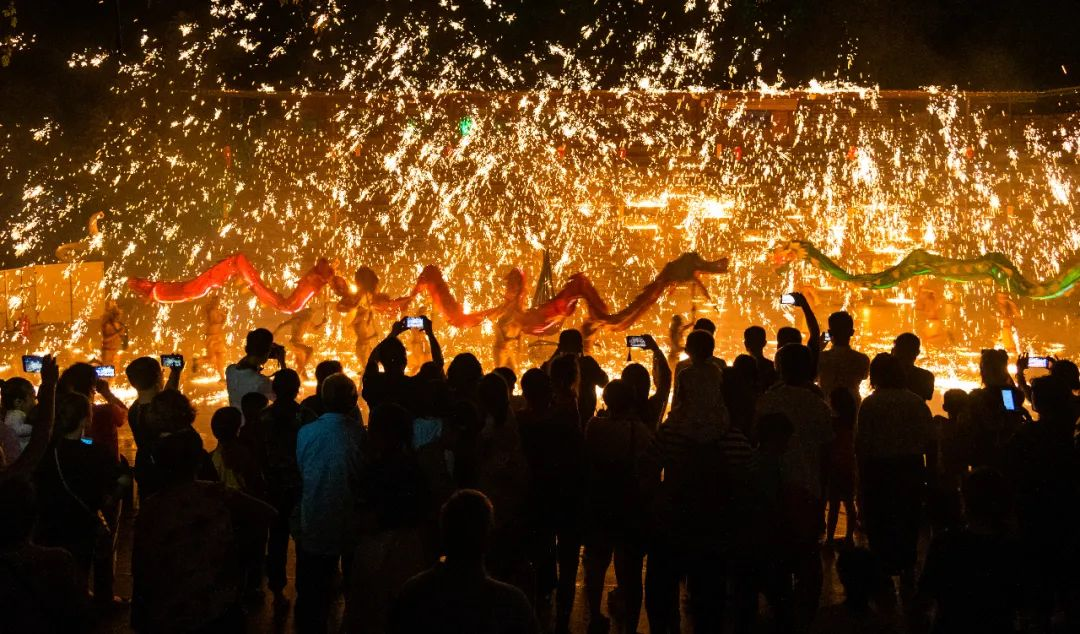 城市边缘的群魔乱舞：夜晚的释放与对抗，真实与活力的交织