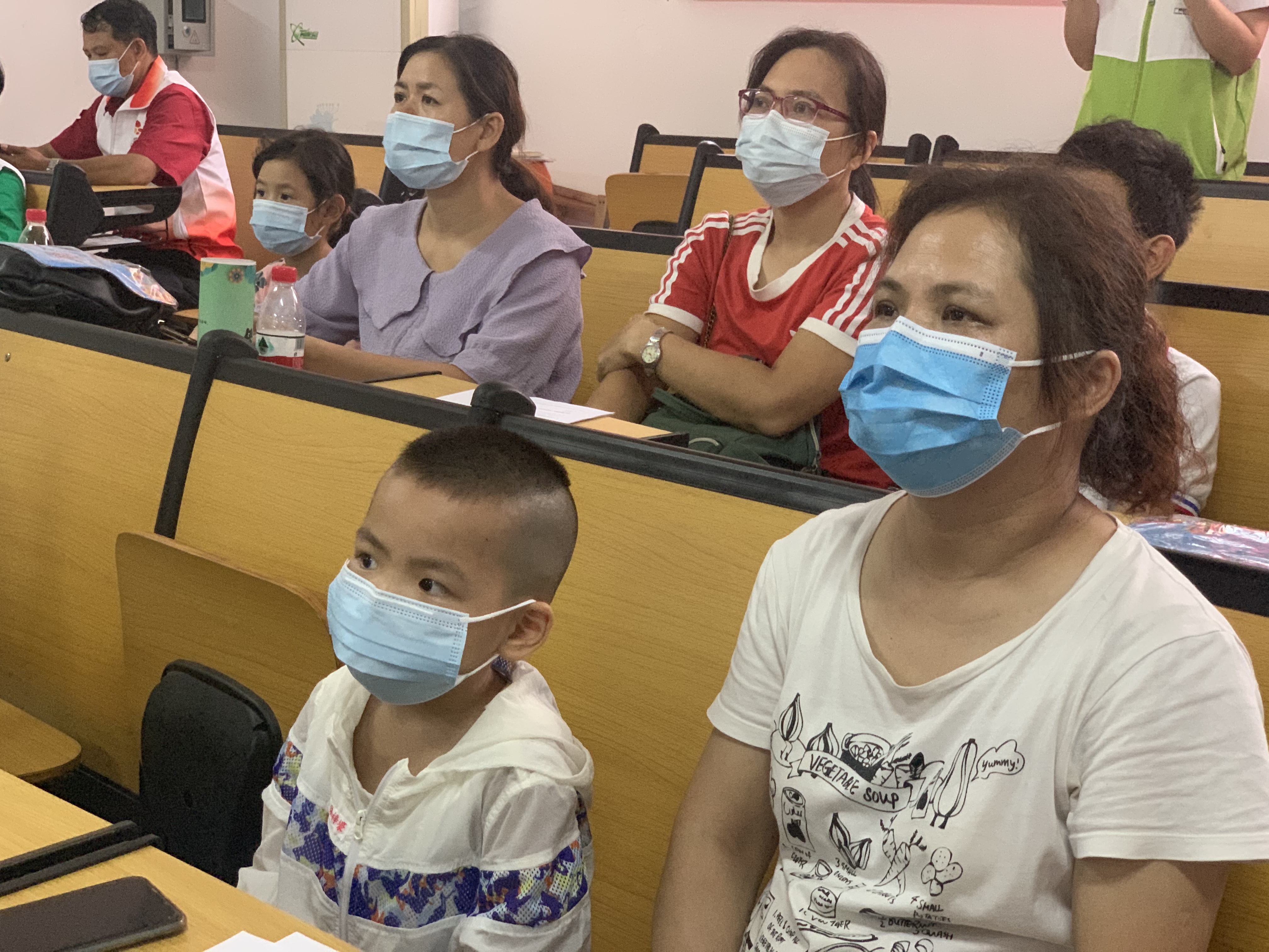 手机怎样控制学生沉迷游戏-家长和老师必看：如何引导孩子正确对待手机游戏