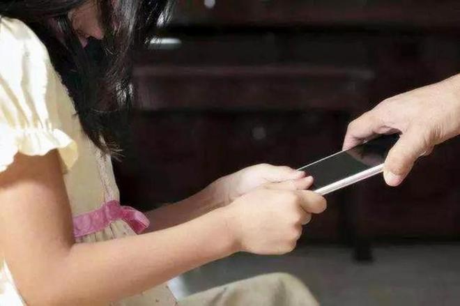 学生手机打游戏的危害视频_学生打游戏的危害视频_玩手机游戏的危害视频