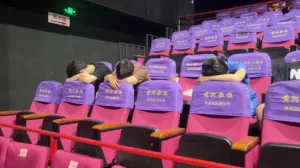 剃切爱丽丝：从童话故事中走出的奇幻与勇气之旅