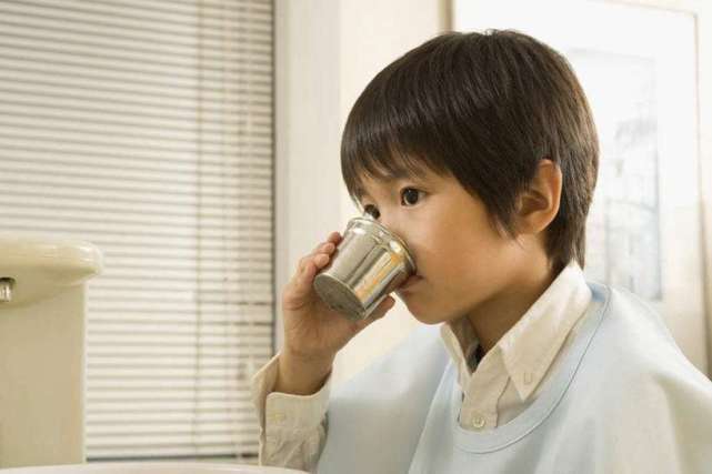 四岁小哥哥玩手机游戏视频_哥哥教你玩游戏_小哥哥打游戏
