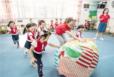 大班衣服游戏,大班幼儿服装游戏体验与成长之旅(图3)