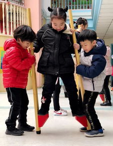 高跷男孩游戏,挑战极限的童年游戏传奇(图2)