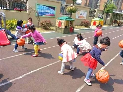 大班球类游戏,培养幼儿运动能力与团队精神的快乐之旅(图2) 大班球类游戏,培养幼儿运动能力与团队精神的快乐之旅(图2)