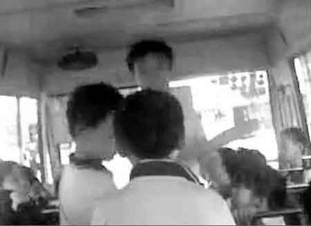 耳光游戏视频,网络恶搞还是警示教育?(图2) 耳光游戏视频,网络恶搞还是警示教育?(图2)