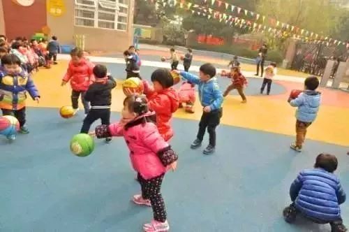 幼儿园投篮游戏,培养幼儿协调能力与团队精神的快乐时光(图3) 幼儿园投篮游戏,培养幼儿协调能力与团队精神的快乐时光(图3)